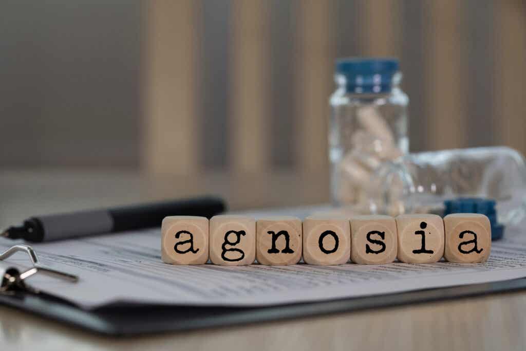 Palabra agnosia en cubos de madera