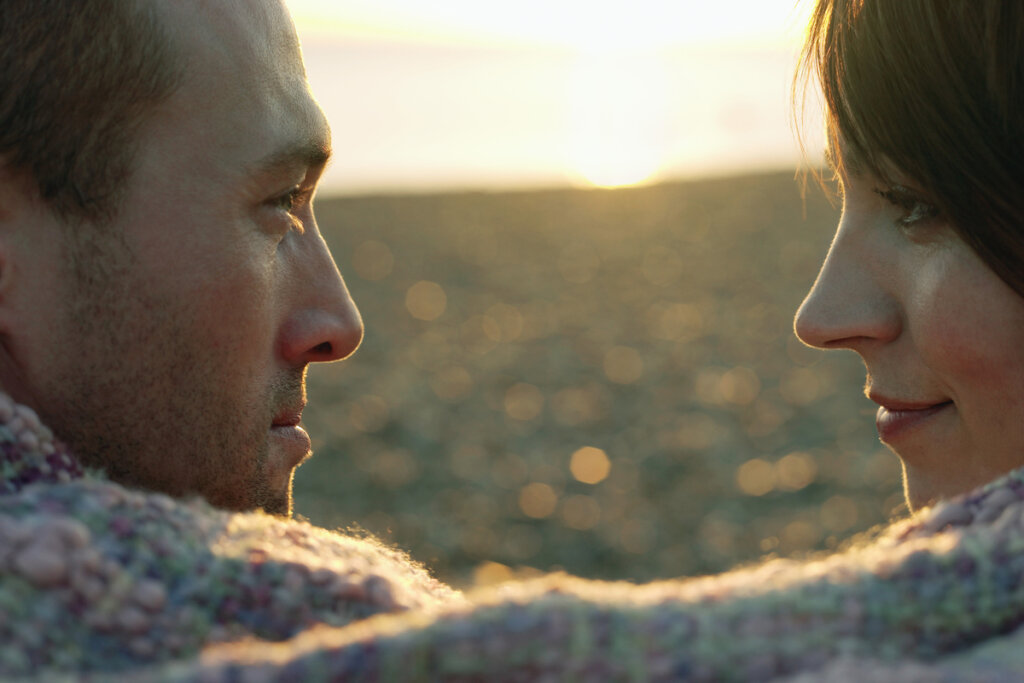 Couple regardant au loin
