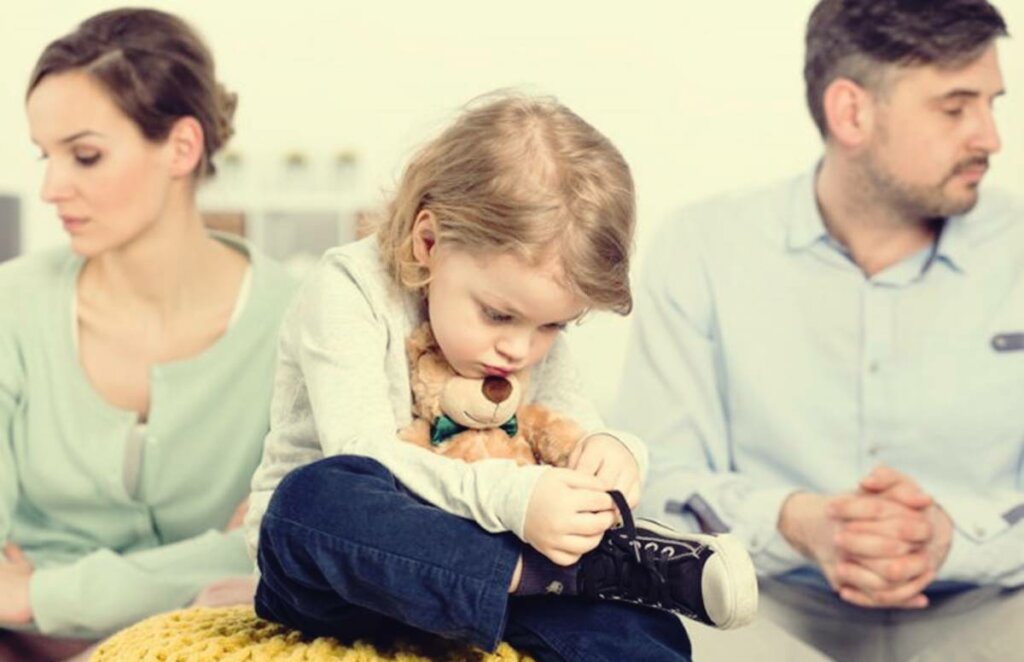 escena representando a las parejas que permanecen juntas por los hijos