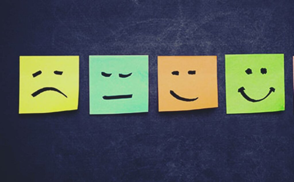 Caras dibujadas en papeles