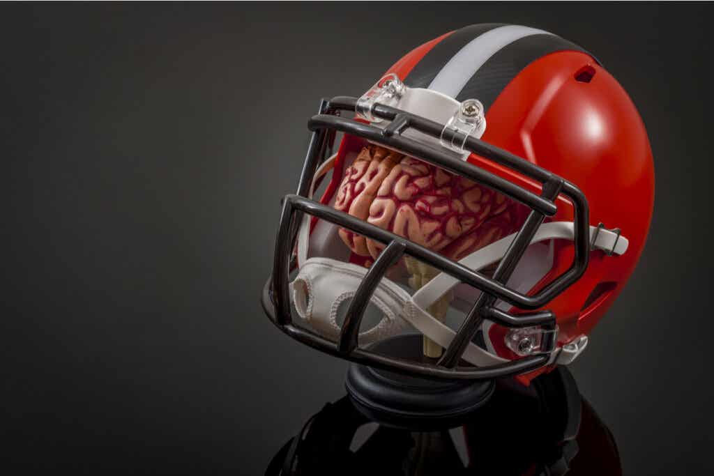 Cerebro en un casco de fútbol americano para representar el triunfos de los deportistas