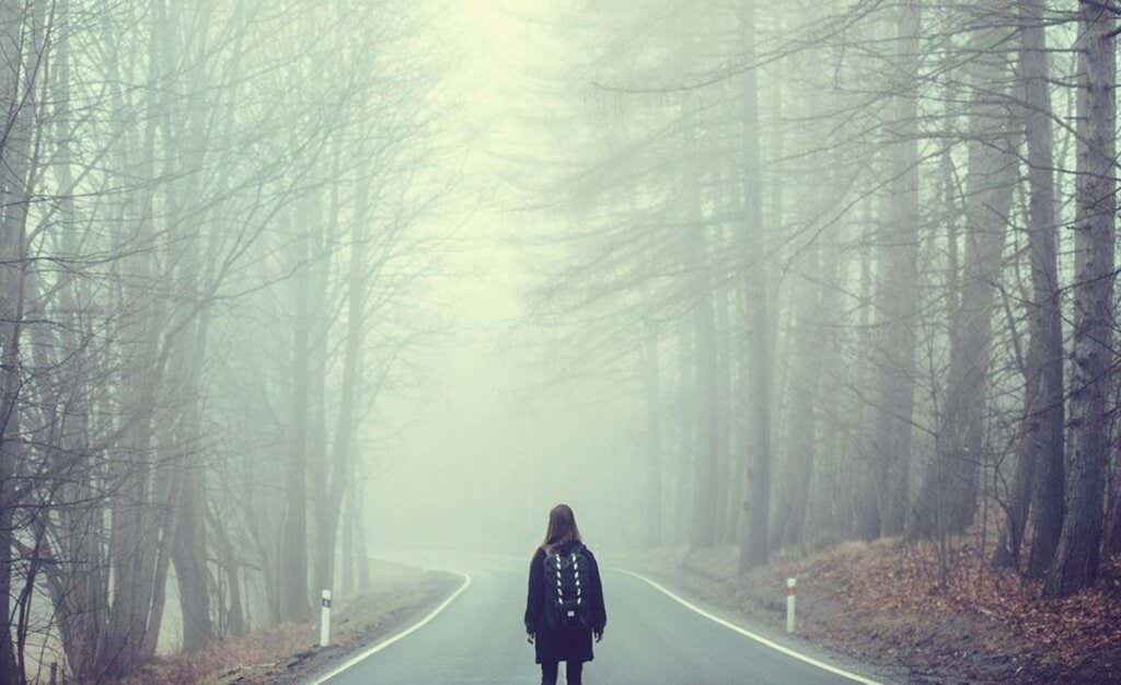 Meisje alleen op een weg