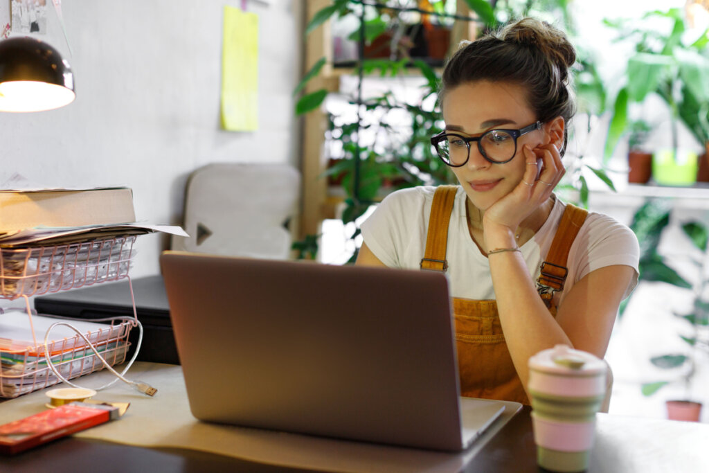 Fille recherchant des informations sur l'ordinateur