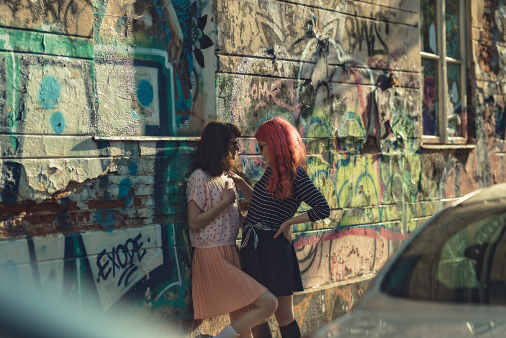 Chicas mirándose