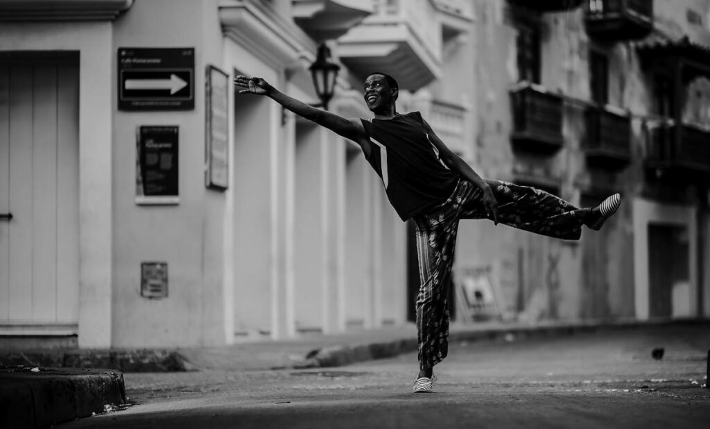 chico bailando para representar la relación del cerebro y danza