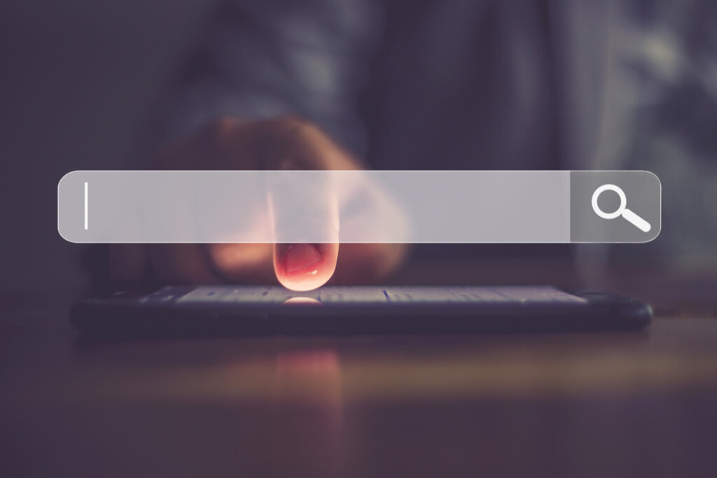 Homme recherchant l'internet symbolisant l'impuissance de l'information apprise