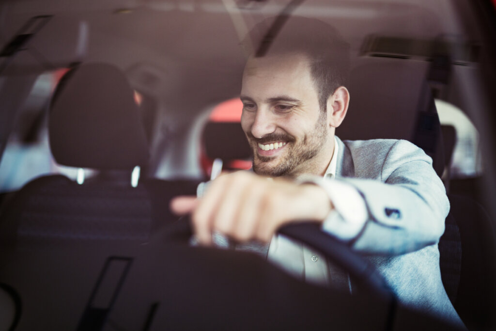 Hombre conduciendo distraído