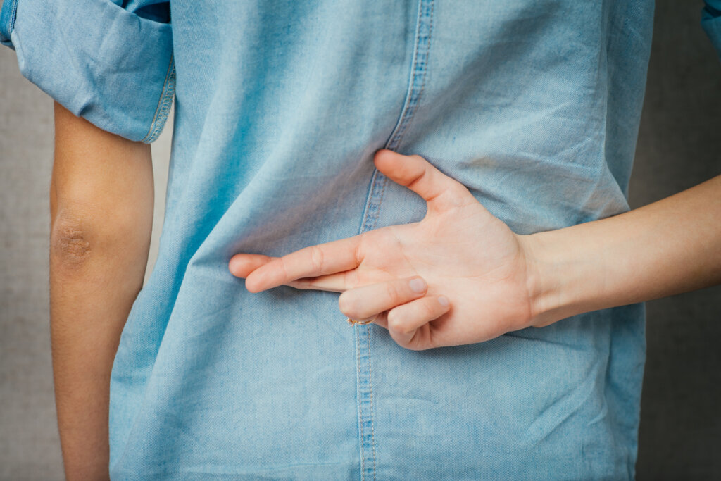 Man kruist zijn vingers