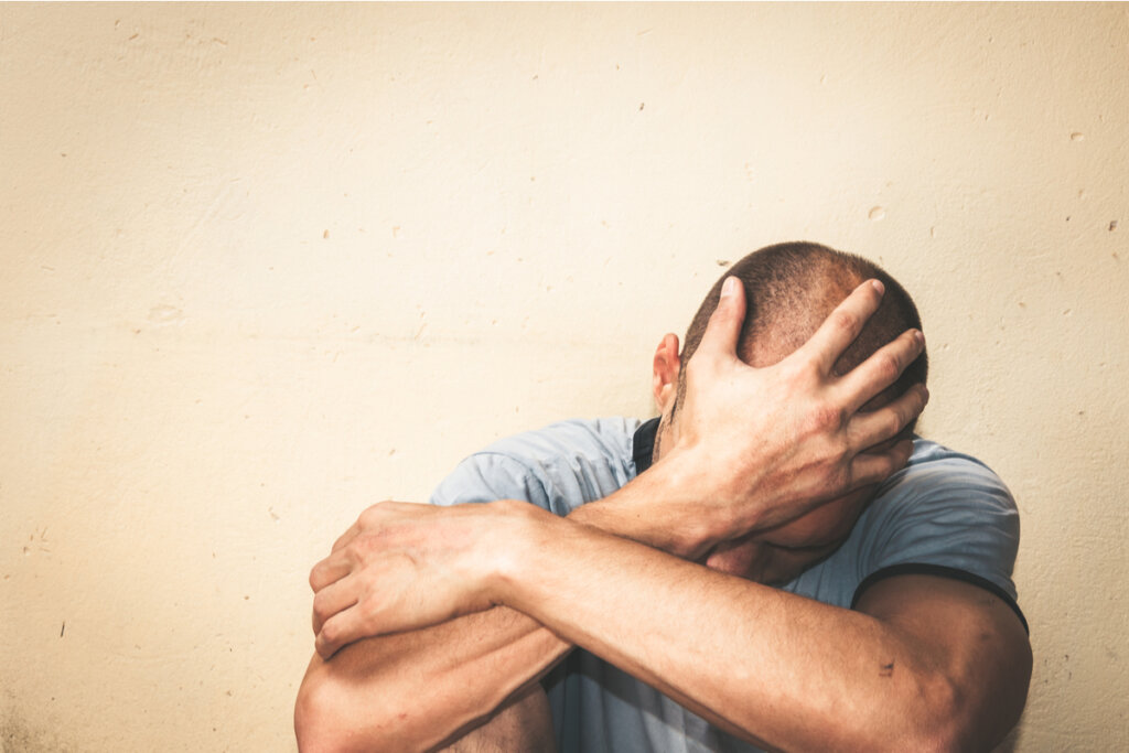 Homme avec des problèmes de dépendance