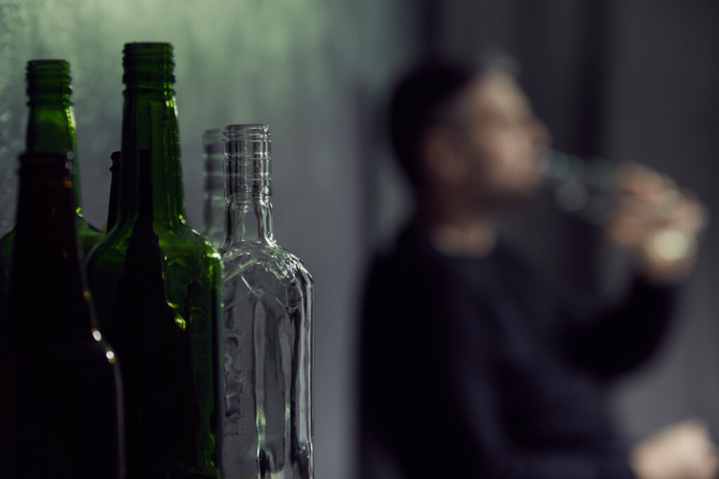 Hombre con problemas de alcohol