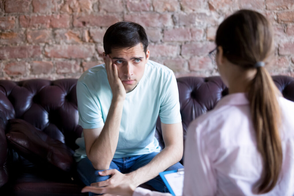 Homme en thérapie psychologique