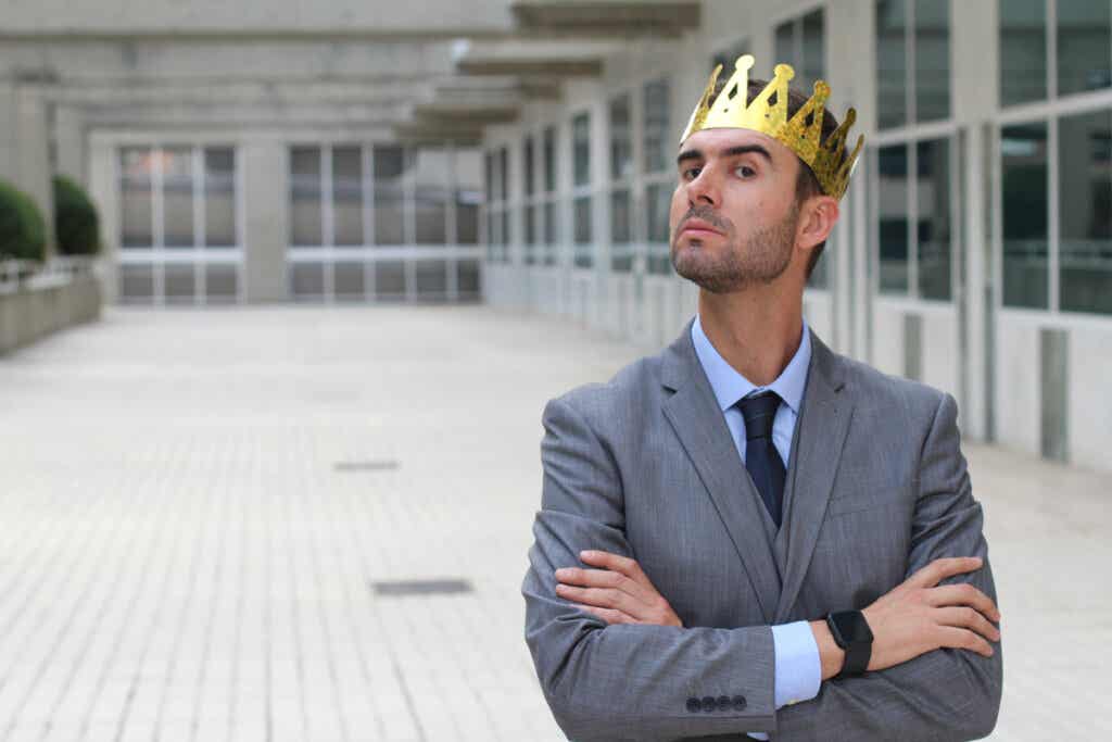 Man med krona som vittnar om narcissistisk känsla av berättigande