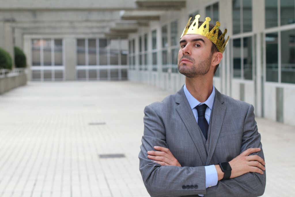 Hombre con corona evidenciando el sentido de derecho narcisista