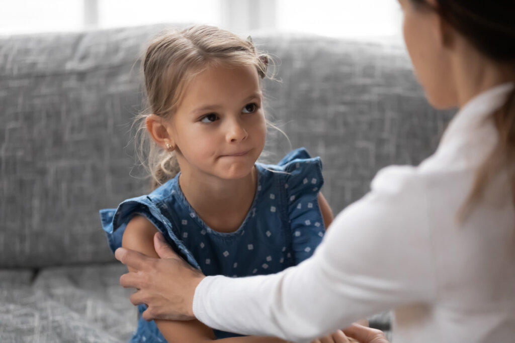 Mère parlant à sa petite fille symbolisant comment féliciter quelqu'un de la bonne manière