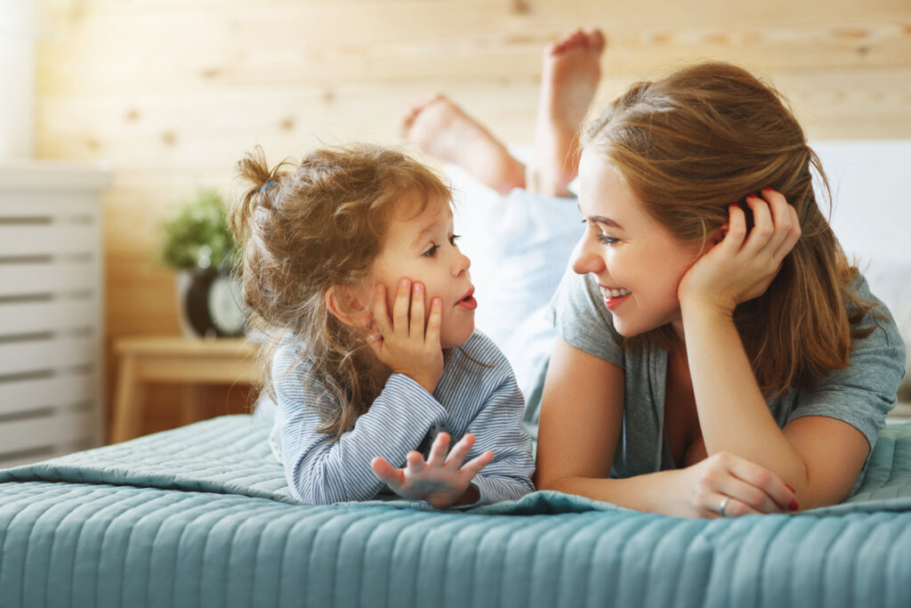 Madre hablando con su hija pequeña