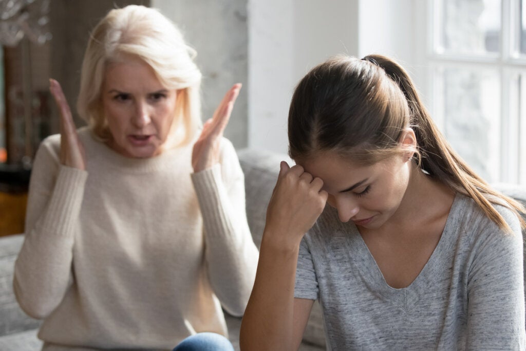Madre e hija adultas enfadadas simbolizando cuando no puedes decir lo que piensas a tu familia