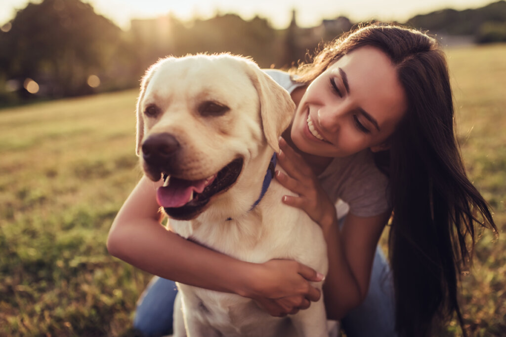 Femme étreignant son chien