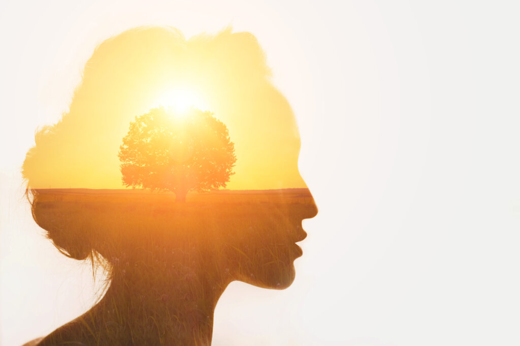 mujer con árbol en la mente pensando en su salud cognitiva
