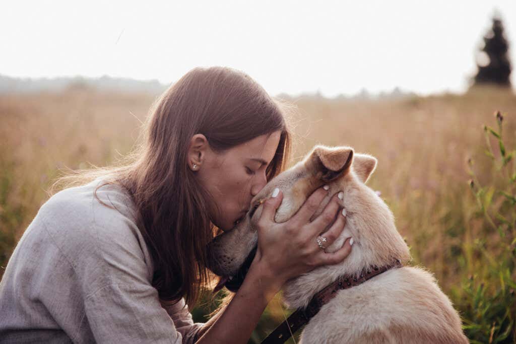 Mujer dando un beso a su perro