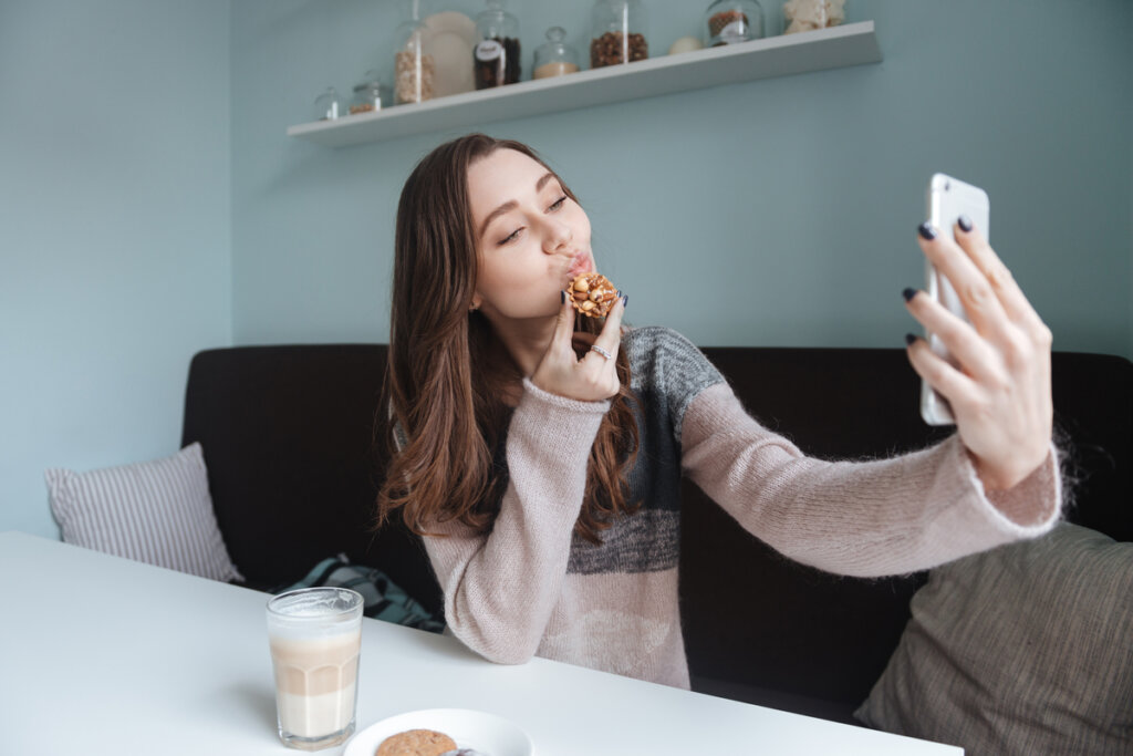 Meisje maakt een selfie