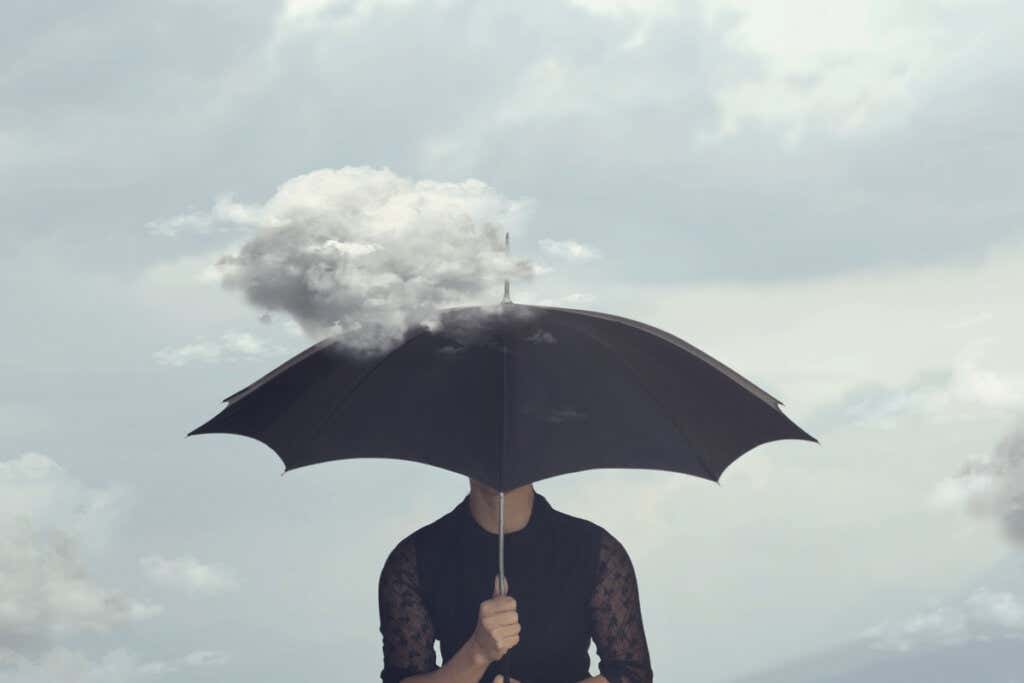 Frau mit schwarzem Regenschirm symbolisiert die Gedanken von Schopenhauer