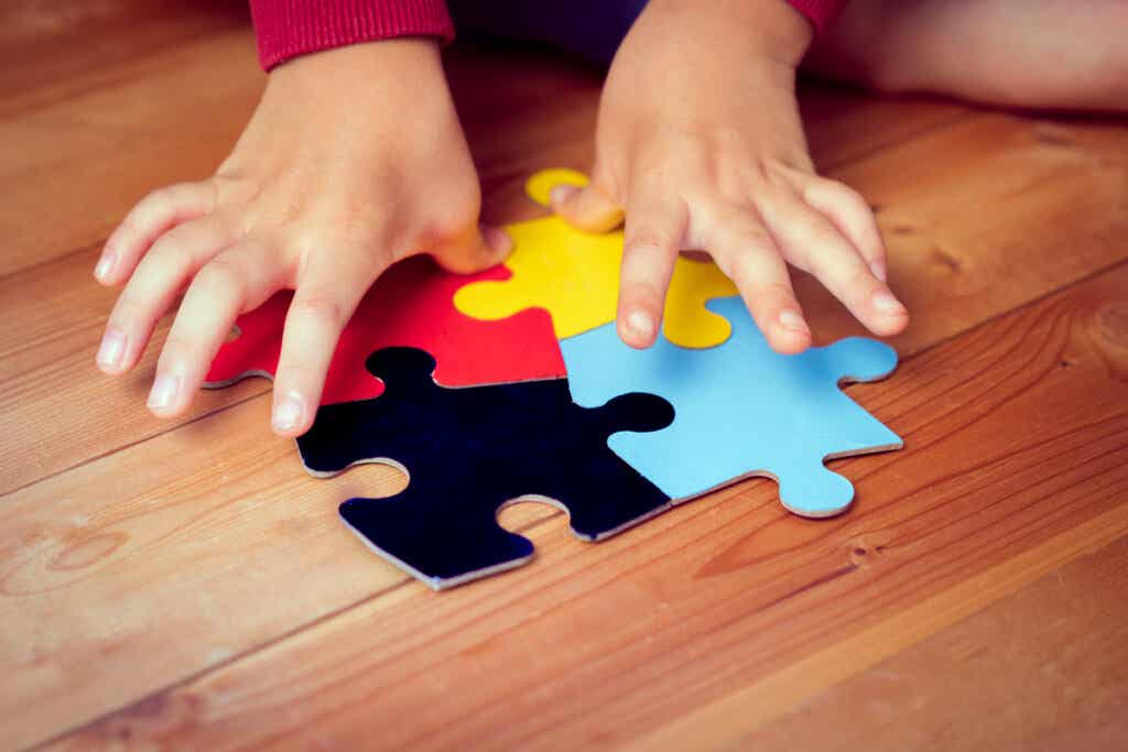 Junge macht ein Puzzle, das Neurodiversität darstellt