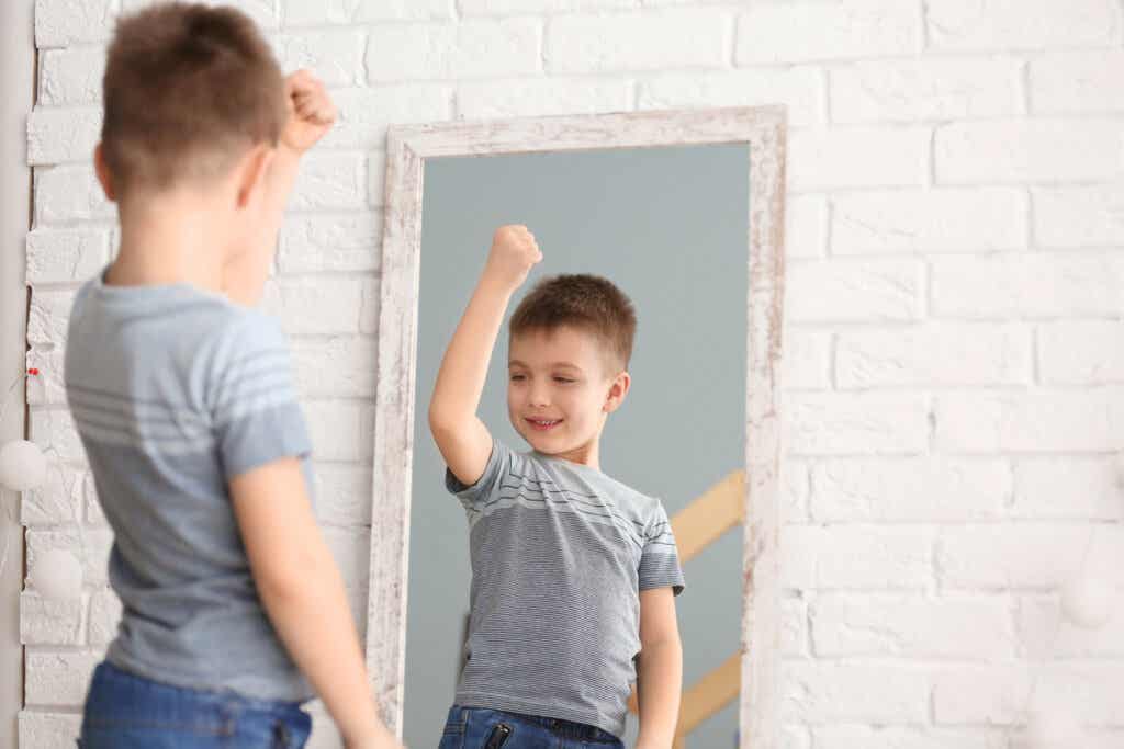 Niño mirándose al espejo con tendencias narcisistas