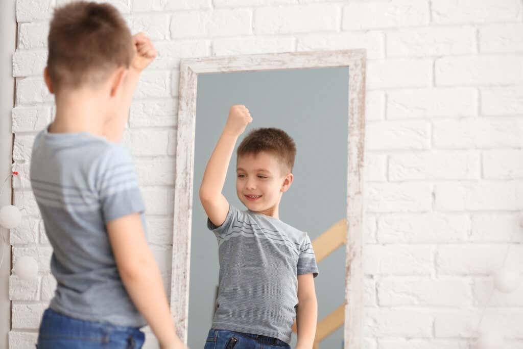 Enfant se regardant dans le miroir avec des tendances narcissiques