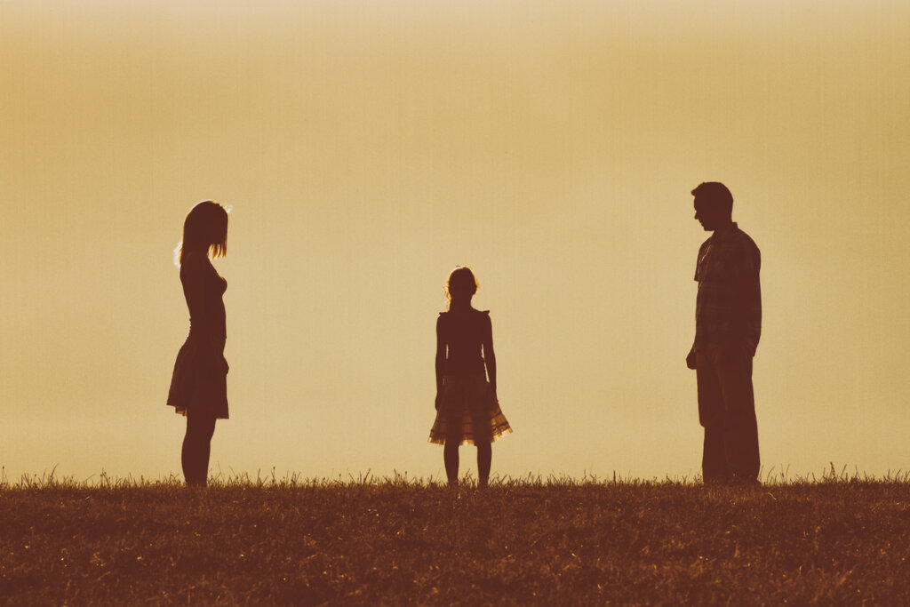 Des parents séparés et leur fille au milieu pour représenter comment nos parents ont façonné notre personnalité