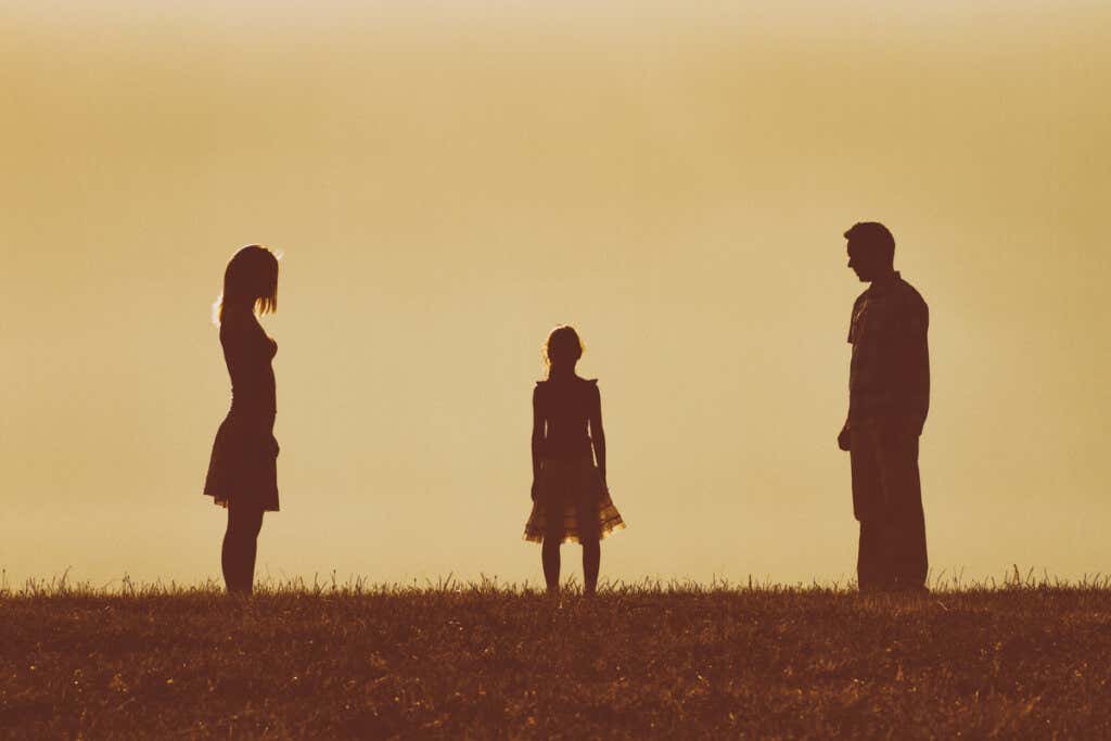 Des parents séparés et leur fille au milieu pour représenter comment nos parents ont façonné notre personnalité