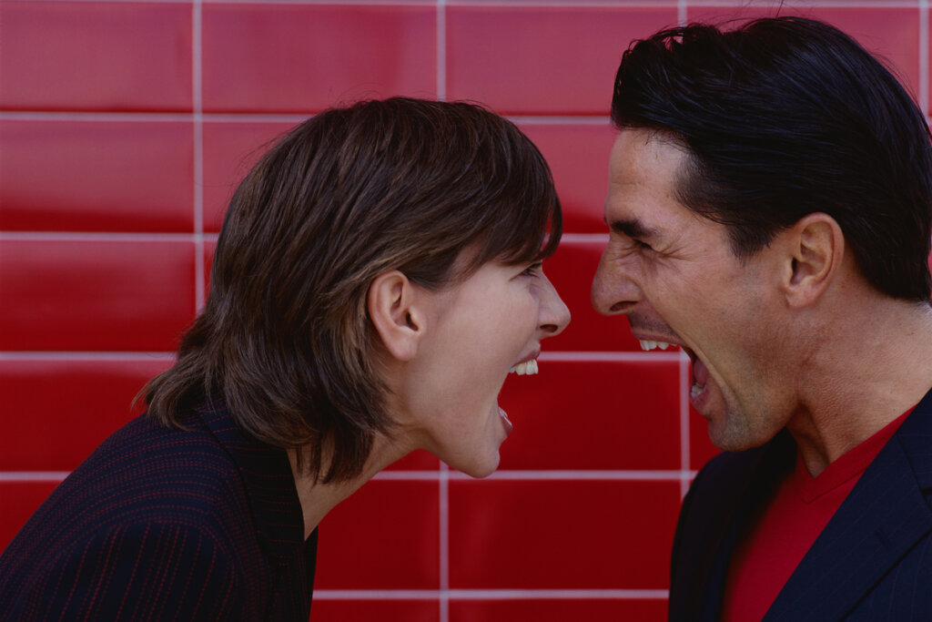 Stel schreeuwt tegen elkaar