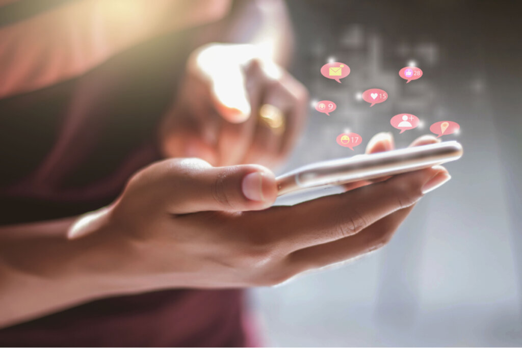 Persona mirando las redes sociales