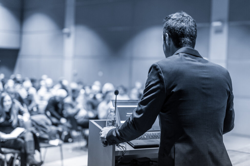 Politicien prononçant un discours sur la psychologie politique