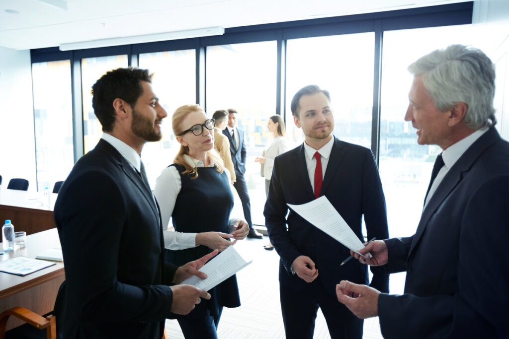 équipe de travail représentant comment féliciter quelqu'un correctement