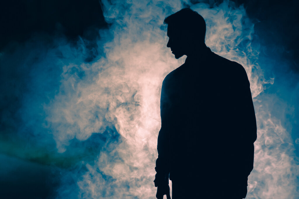 Sombre de un hombre de pie simbolizando cómo abrazar tu sombra