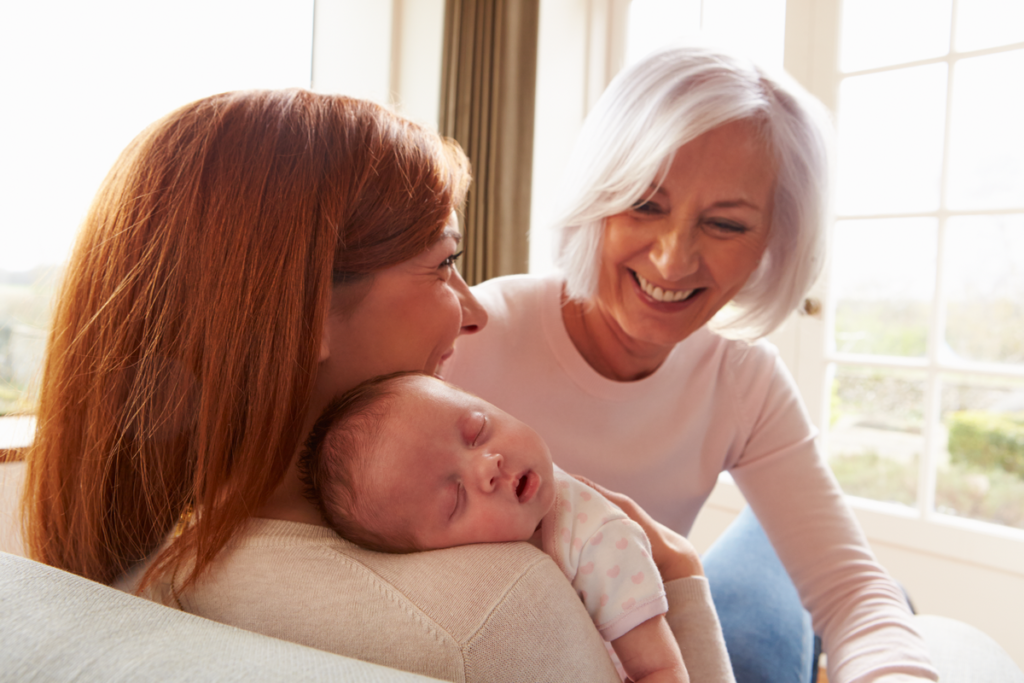 Mormor hjälper sin dotter