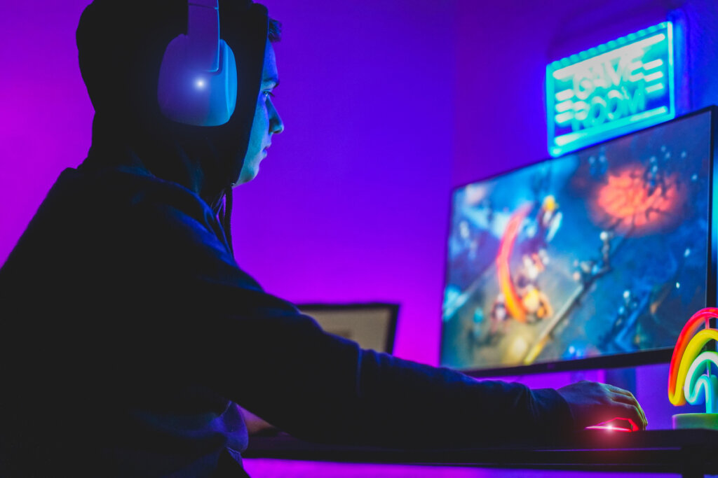 Adolescente jogando videogame