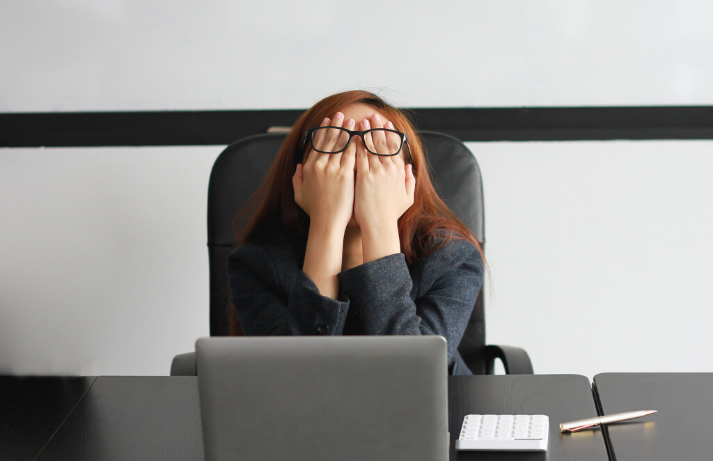 Femme avec burn-out au travail