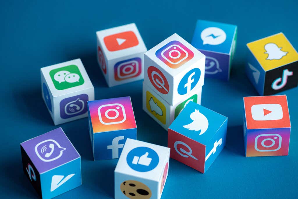 cubos de redes sociales simbolizando los trucos de las empresas para que te enganches al móvil