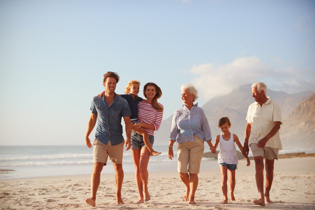 Familia paseando por la playa