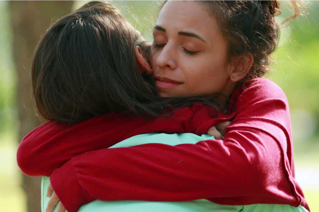 Hermanas dándose un abrazo para simbolizar a las Personas que niegan sus problemas