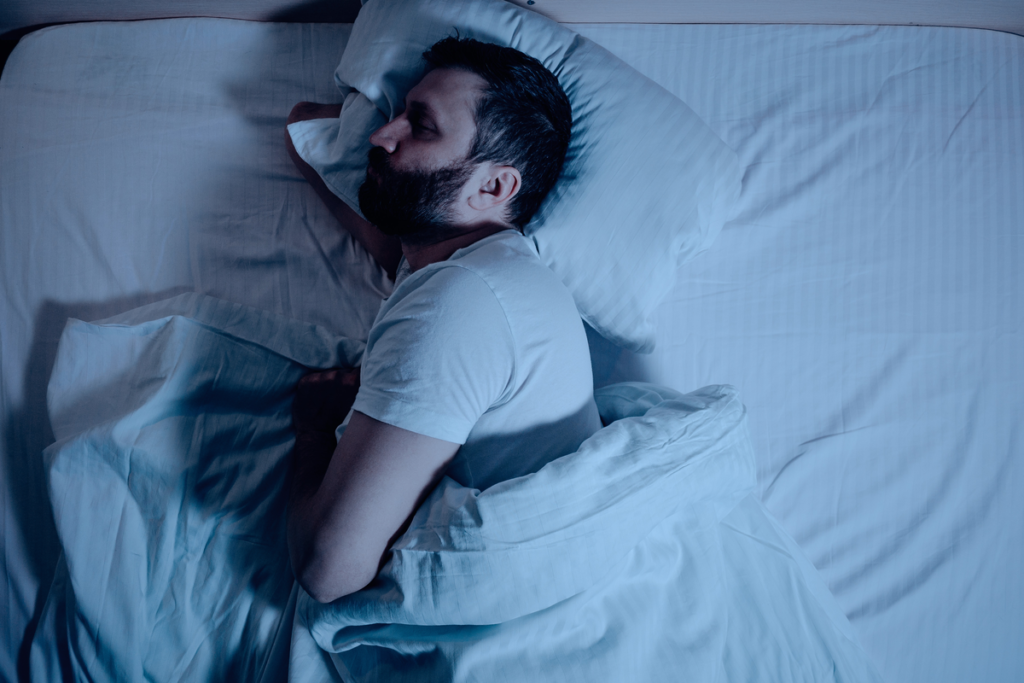 Schlafender Mann - Vorteile Detox-Schlaf