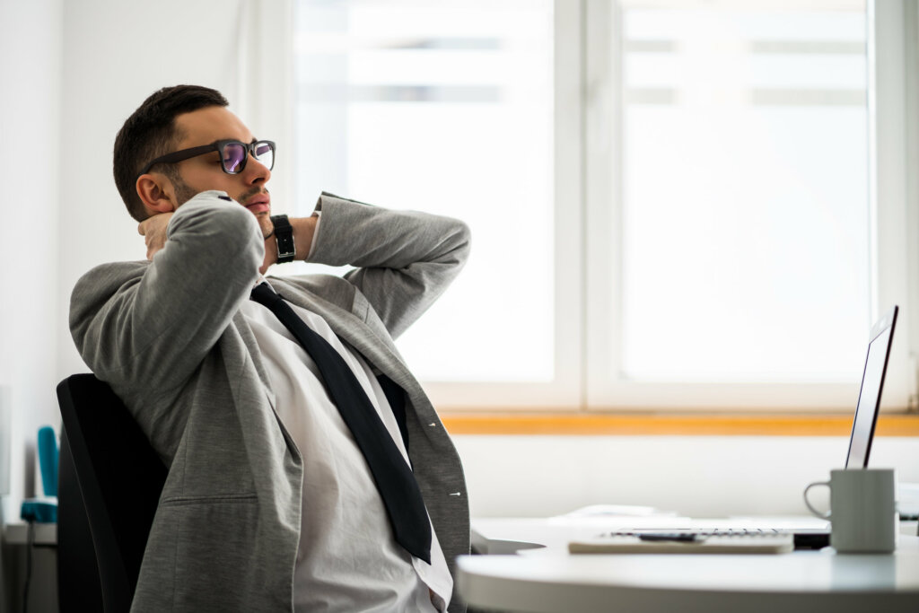 Homme stressé au bureau