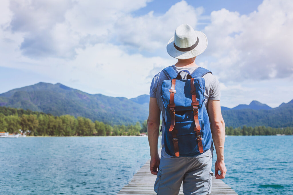 Deniz kıyısında iyi bir hayatın tadını çıkaran adam