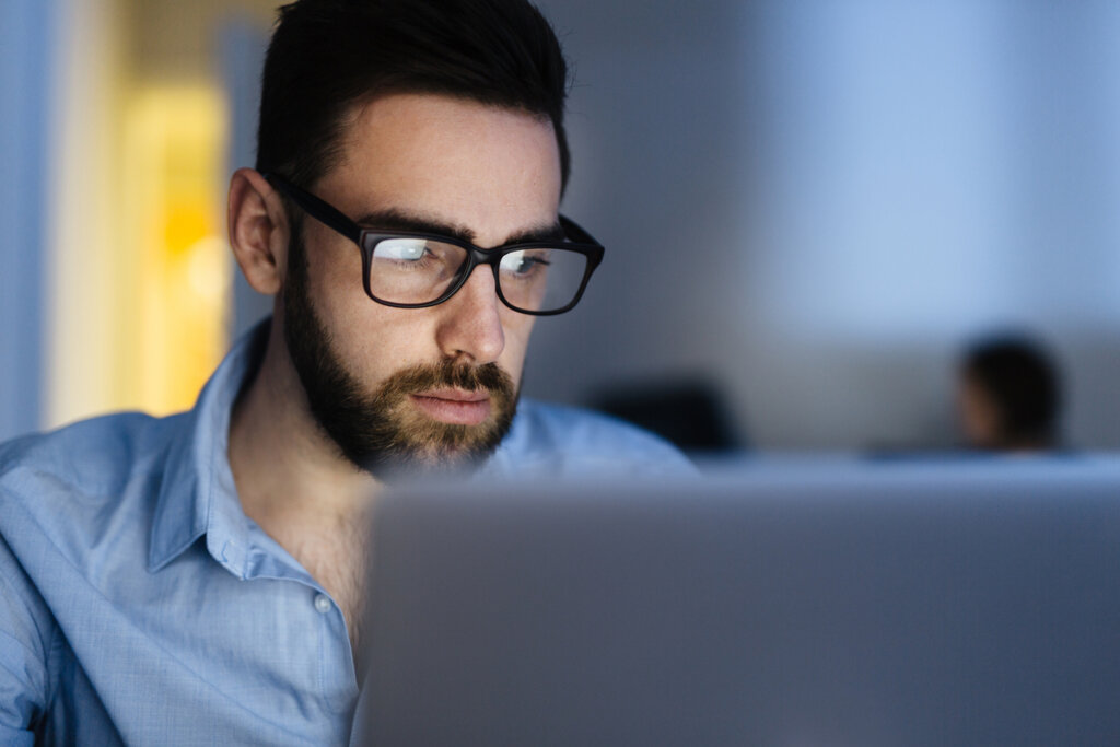 Homme travaillant sur l'ordinateur