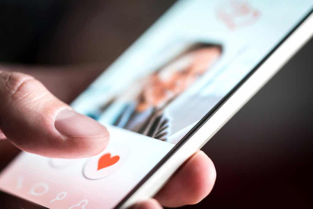 Hombre utilizando una app para encontrar pareja