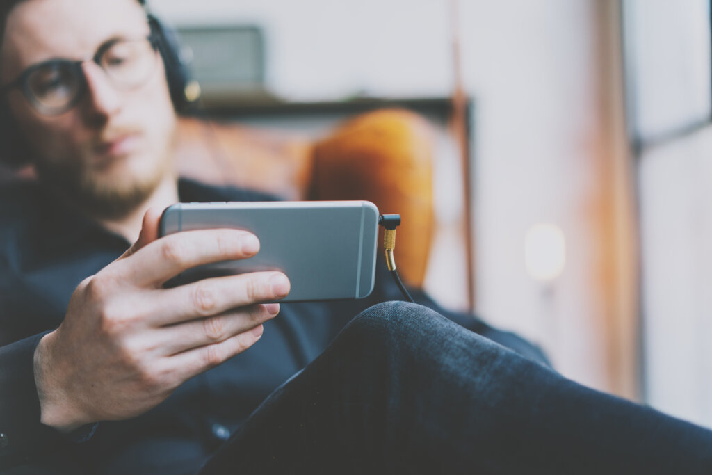 homme investissant dans les crypto-monnaies