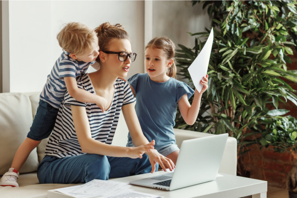 Mère au travail stressée par ses filles