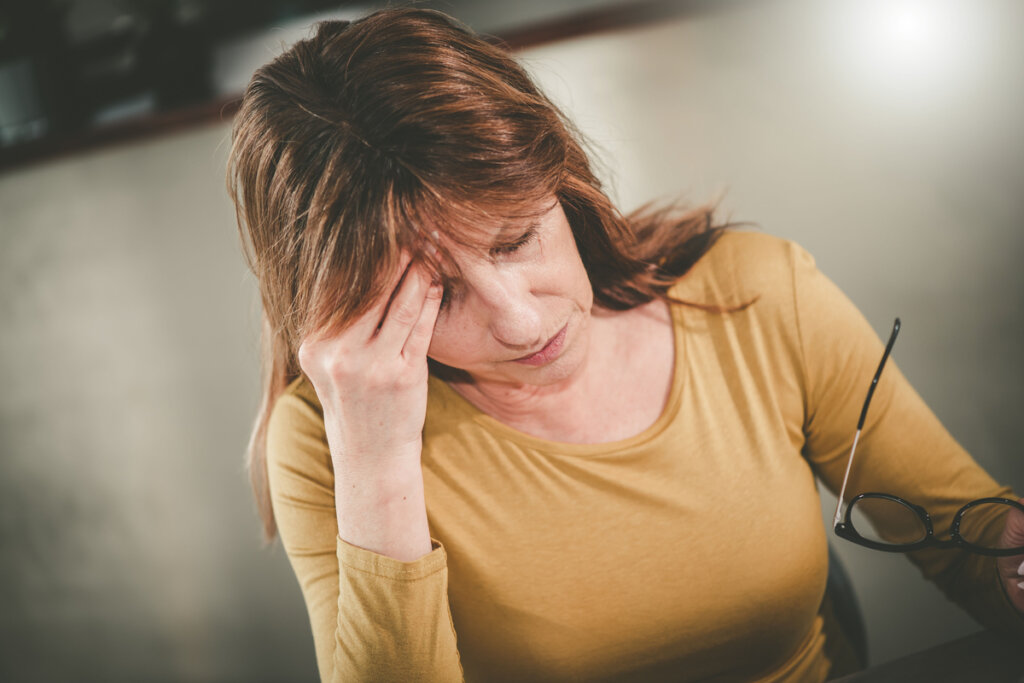 Mujer agotada en el trabajo