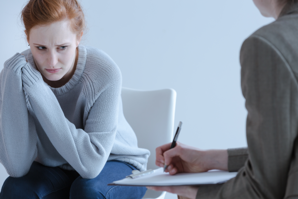 chica pensando cómo la anorexia puede alterar la estructura cerebral